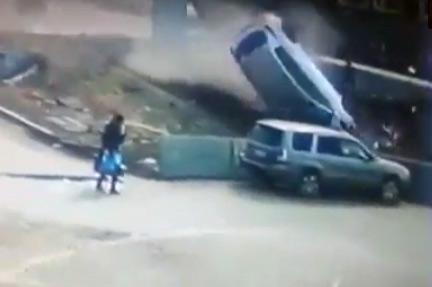Полет над пешеходом: видео